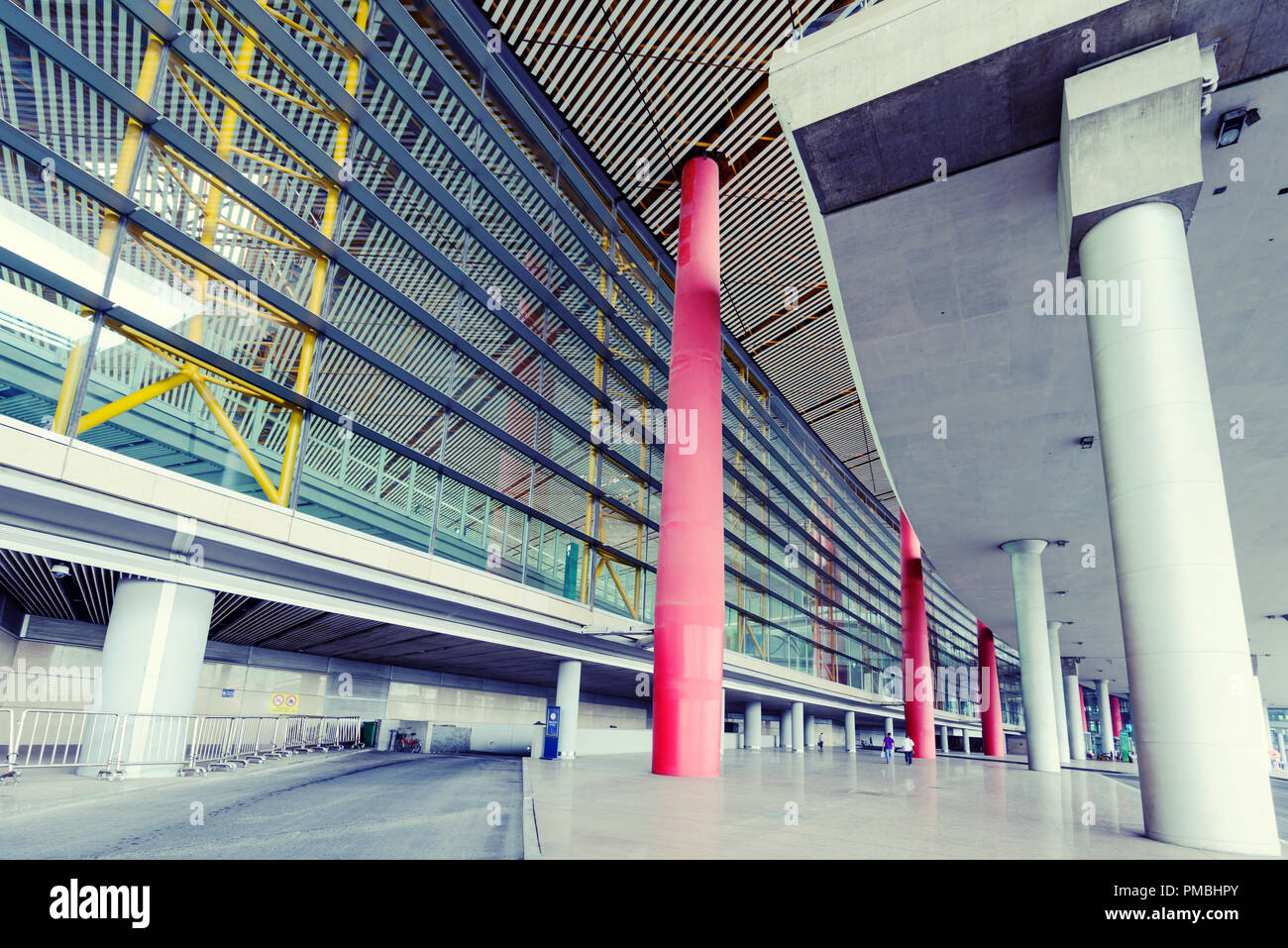 La arquitectura moderna del aeropuerto Pudong de Shanghai, China. Foto de stock