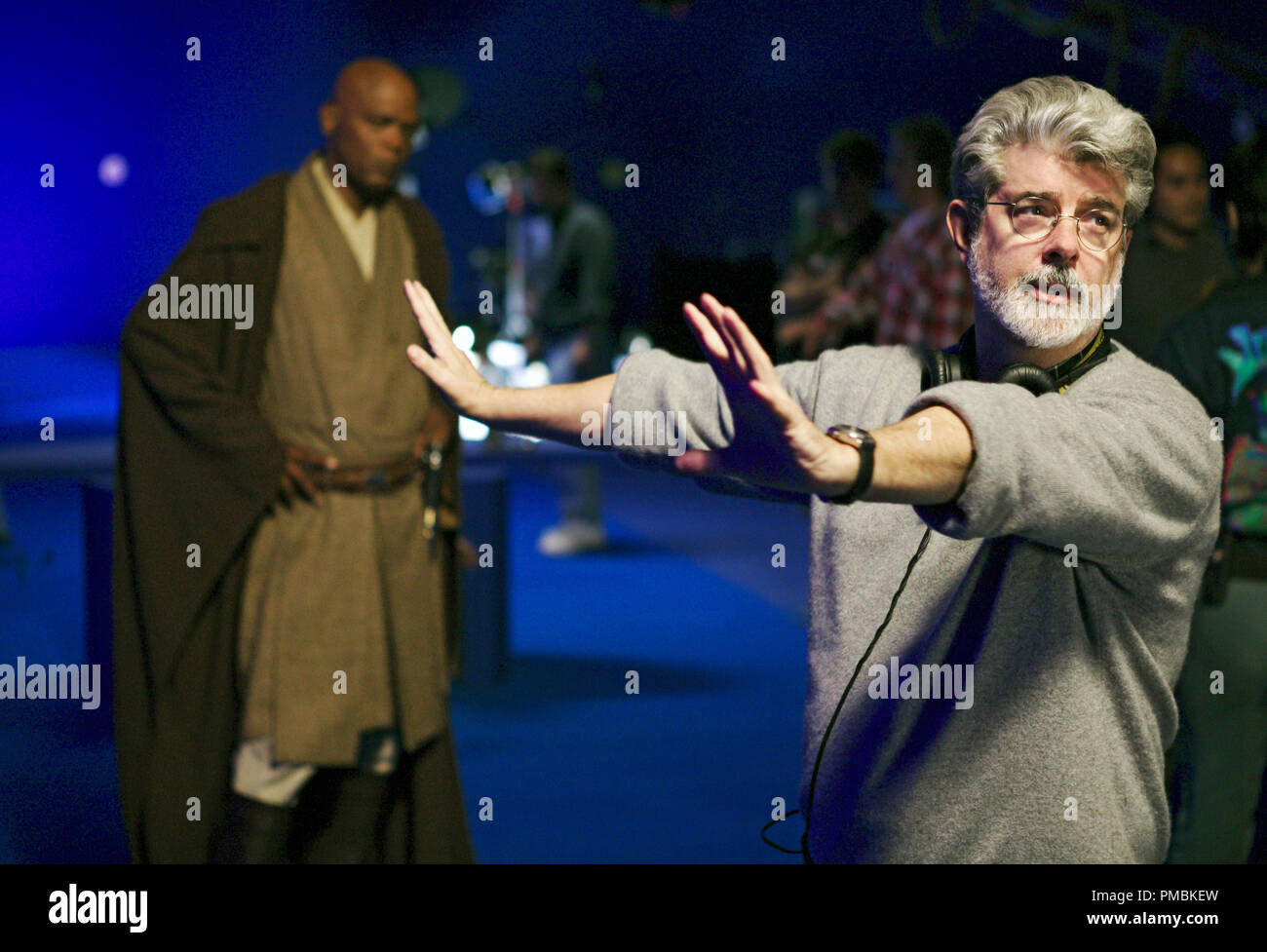 Director George Lucas de Star Wars frames una escena de Star Wars: Episodio III La venganza de los Sith mientras que el actor Samuel L. Jackson, quien juega Jedi Mace Windu, mira. TM & © 2005 Lucasfilm Ltd. Todos los derechos reservados. Foto de stock