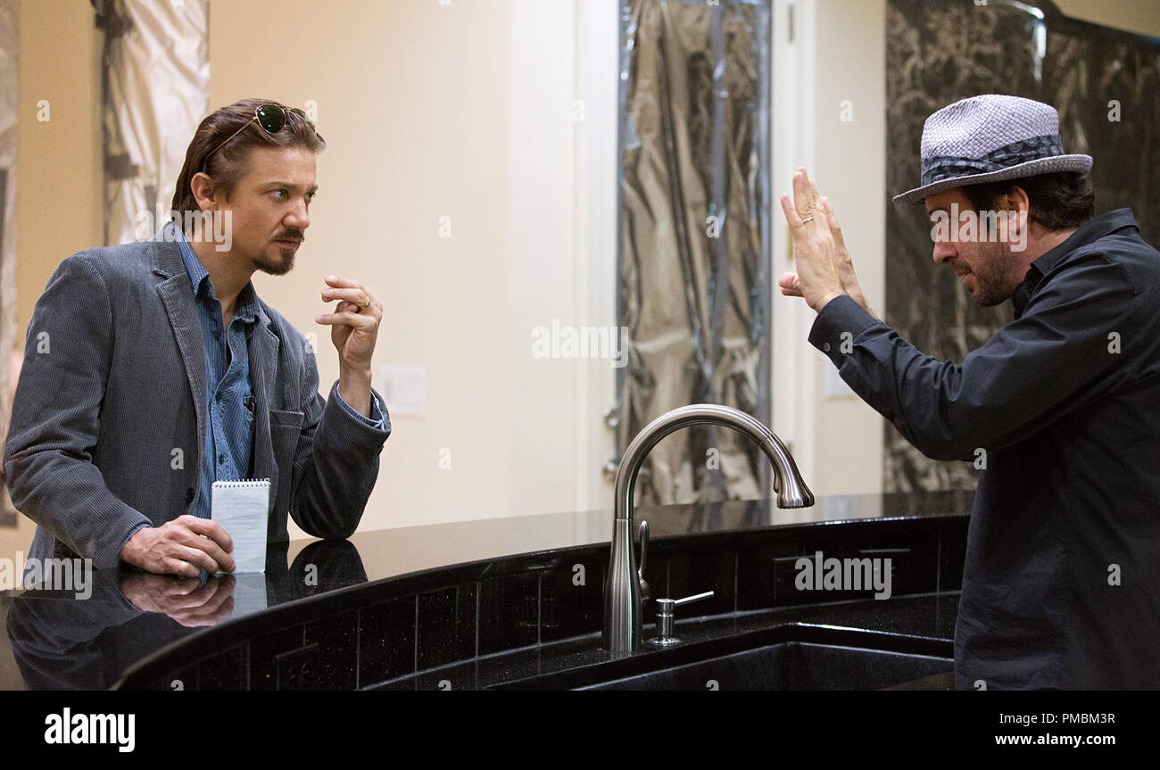Jeremy Renner y director Michael Cuesta trabajo una escena para el thriller dramático matar al mensajero, Focus Features release. Foto de stock