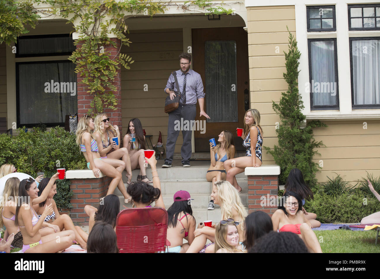 Mac (Seth Rogen) está rodeada de Kappa Nus en 'neighbors 2: Sorority Rising', el seguimiento de 2014's más popular comedia original. Foto de stock