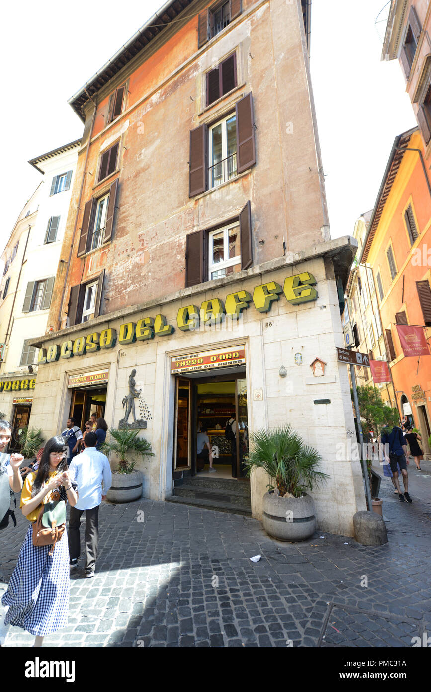 La Casa del Caffè Tazza D'oro es un establecimiento de café en el corazón  de Roma Fotografía de stock - Alamy