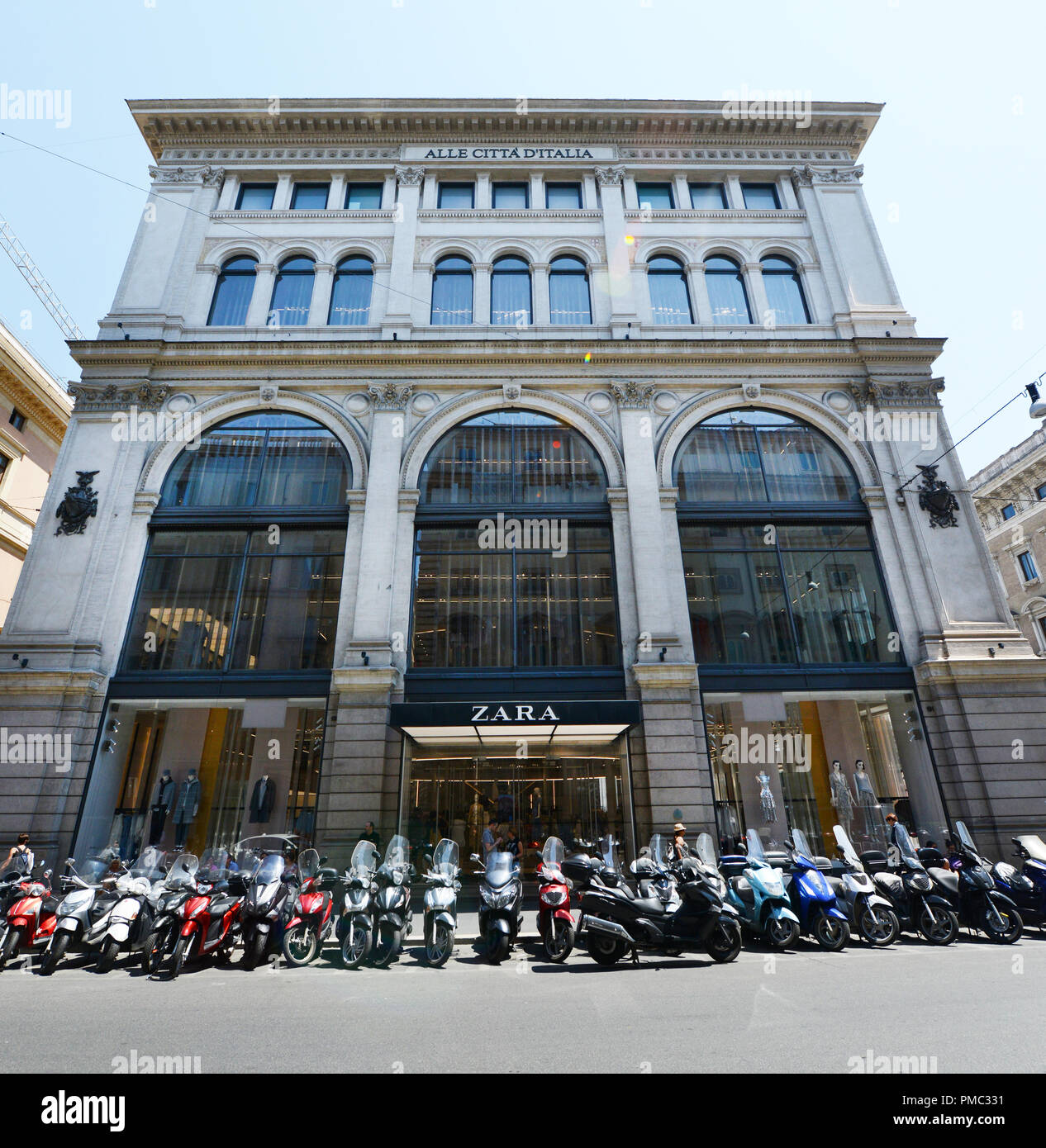 Tienda de Zara en la Via del Corso, en Roma Fotografía de stock - Alamy