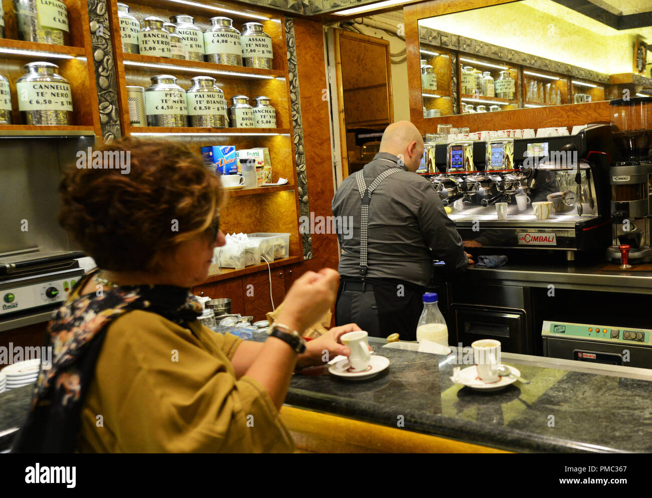 La Casa del Caffè Tazza D'oro es un establecimiento de café en el corazón  de Roma Fotografía de stock - Alamy