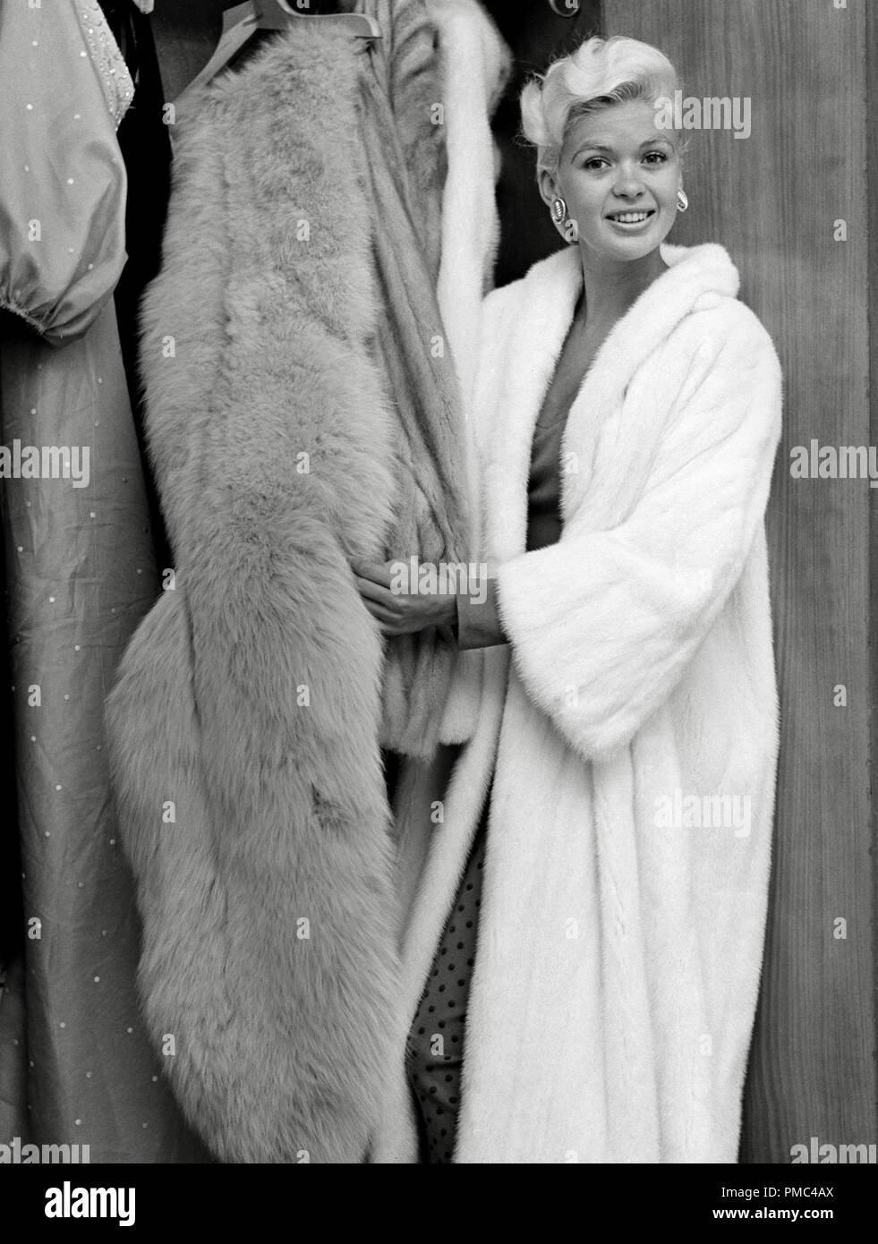 Jayne Mansfield mostrando su abrigos de piel circa 1957 Archivo de referencia # 33536 300tha Foto de stock