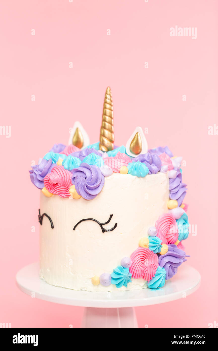 Unicorn tortas decoradas con glaseado buttercream multicolor Fotografía de  stock - Alamy
