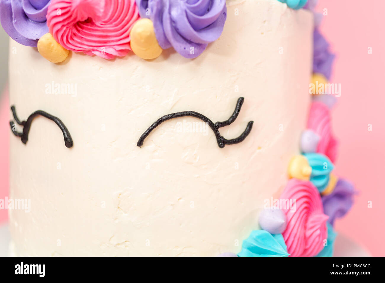 Tarta de cumpleaños con buttercream multicolor