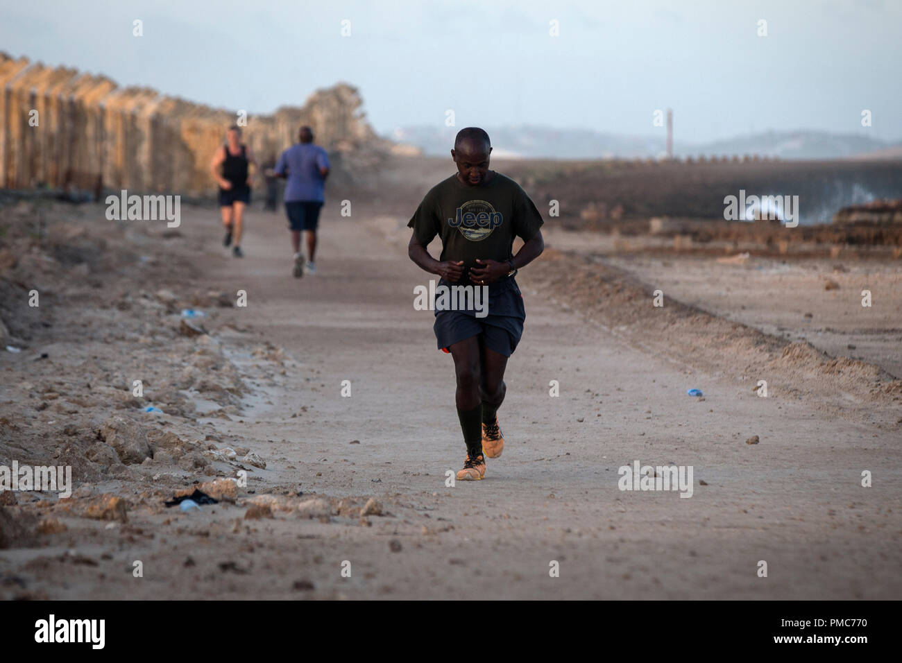 Los hombres ejercicio dentro de la Misión de la Unión Africana en Somalia (AMISOM) con base en Mogadishu, Somalia, 8 de agosto de 2016. Foto de stock