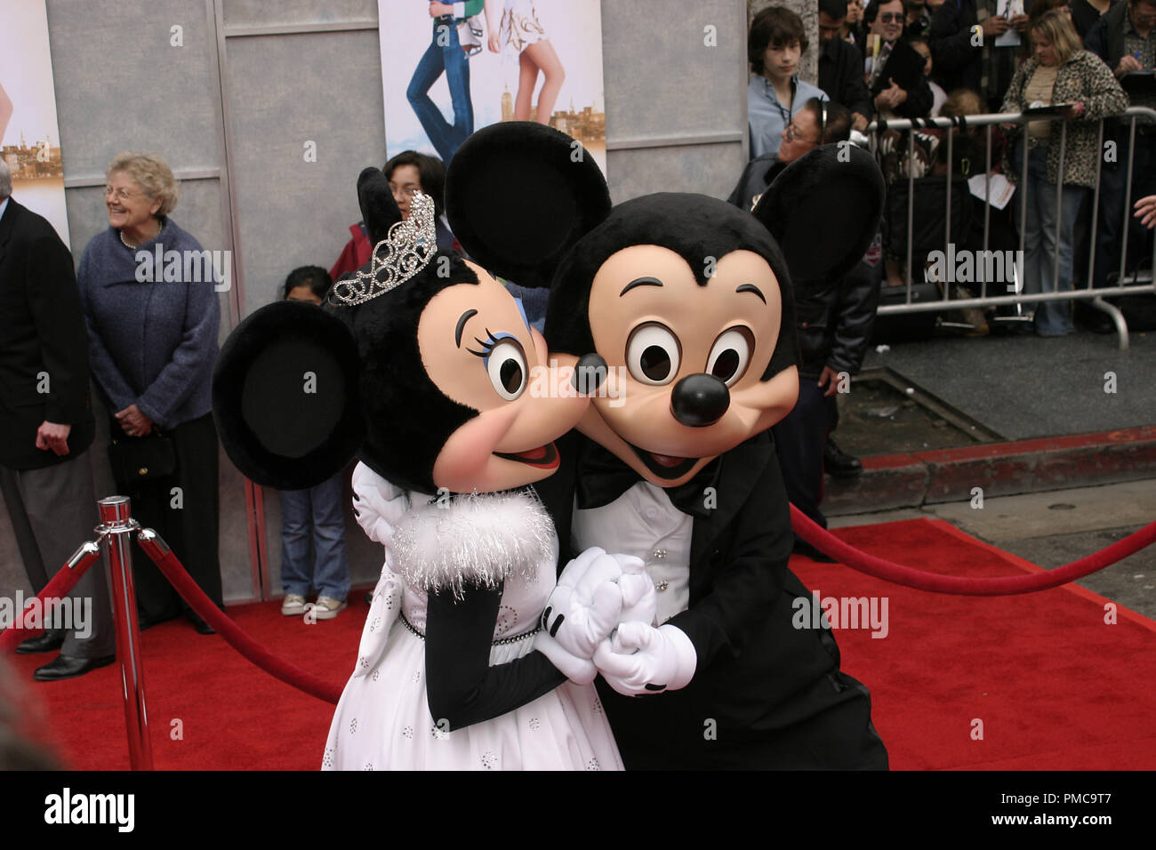 Minnie mouse and mickey fotografías e imágenes de alta resolución - Alamy