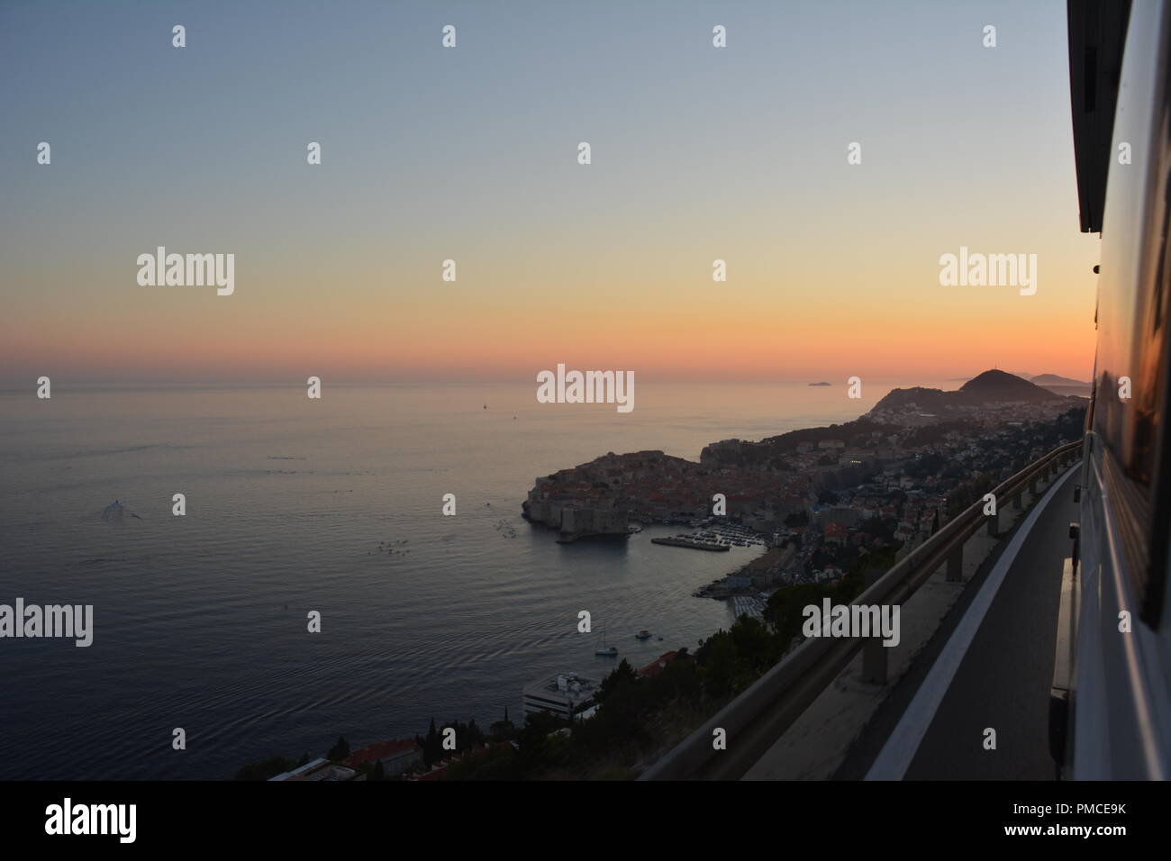 Vista de la puesta de sol sobre Dubrovnik, en el verano de 2018, Europa Foto de stock