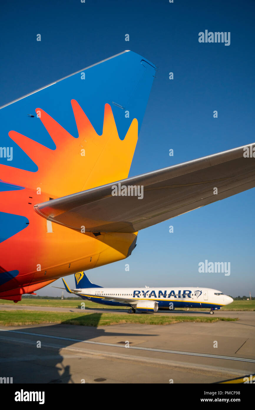 Aviones de Ryanair, pasando por la cola de un rival aviones Jet2 Foto de stock