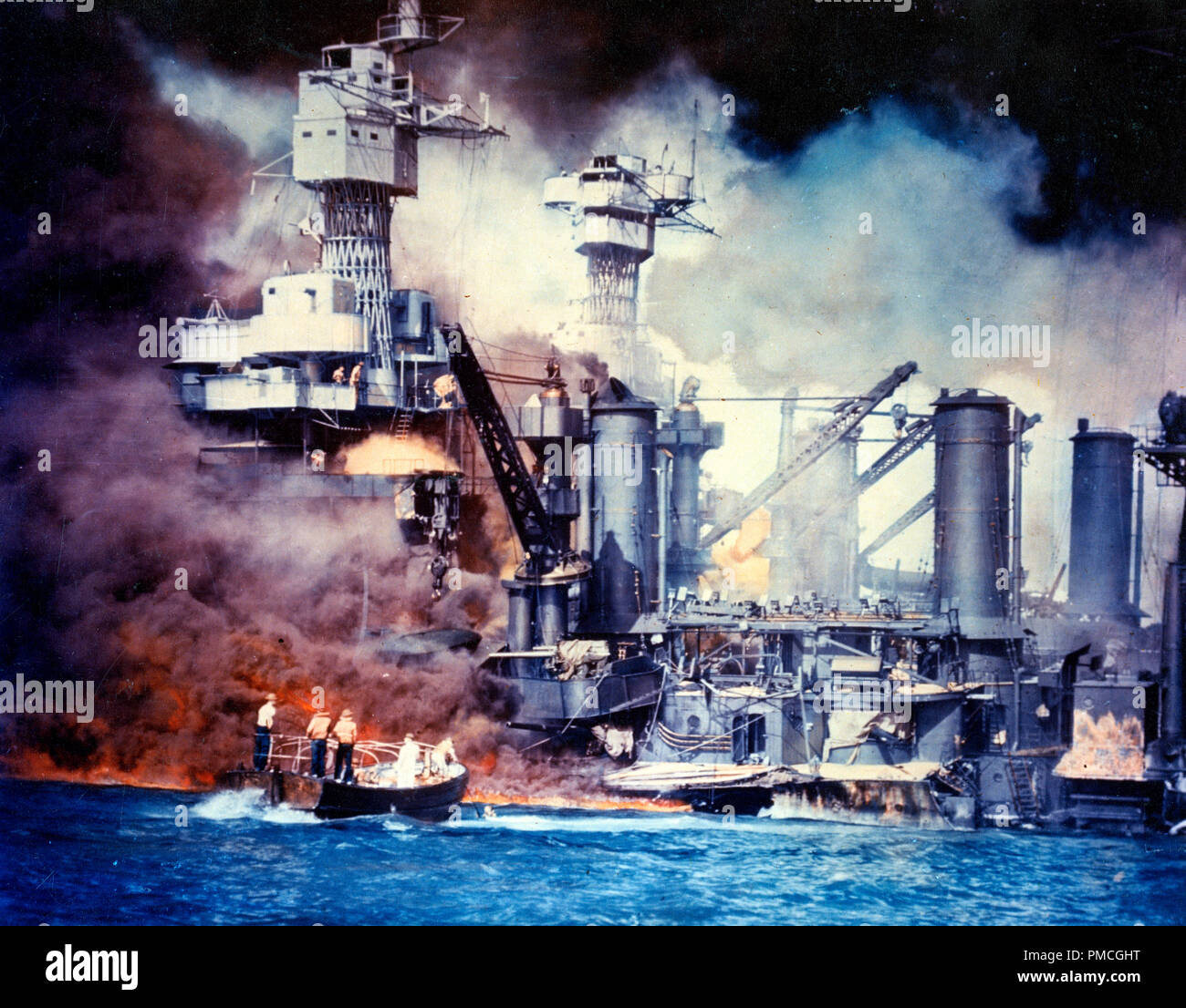Los marineros en un motor iniciar el rescate de un Superviviente de Agua junto con el sunken USS West Virginia (BB-48) durante o poco después del ataque aéreo japonés a Pearl Harbor. USS Tennessee (BB-43) está en el interior del acorazado hundido. Esta es una versión de tintado a color de la foto no es una fotografía en color real. Foto de stock