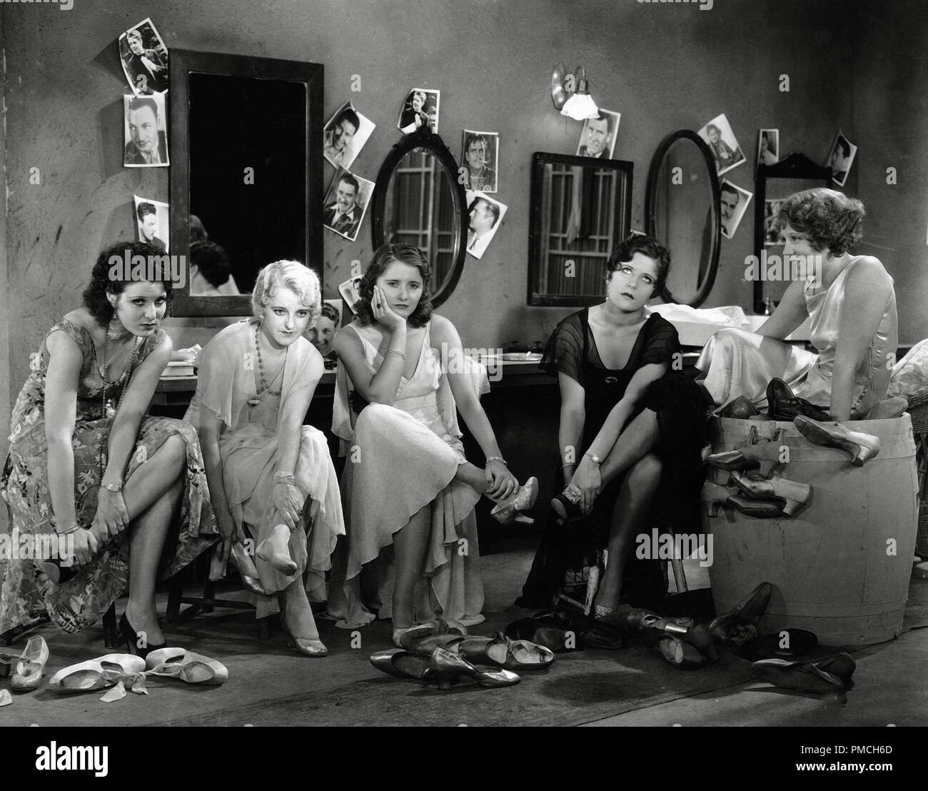 Barbara Stanwyck, Sally Blane, 'a diez centavos el Dance' (1931) de Columbia Pictures File Reference # 33635 413tha Foto de stock