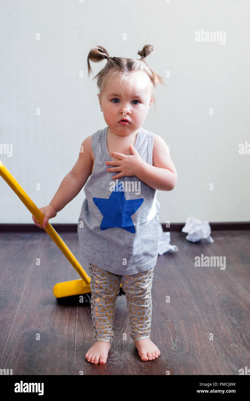 Una niña de 1,5 años de edad se dedica a los quehaceres de la casa
