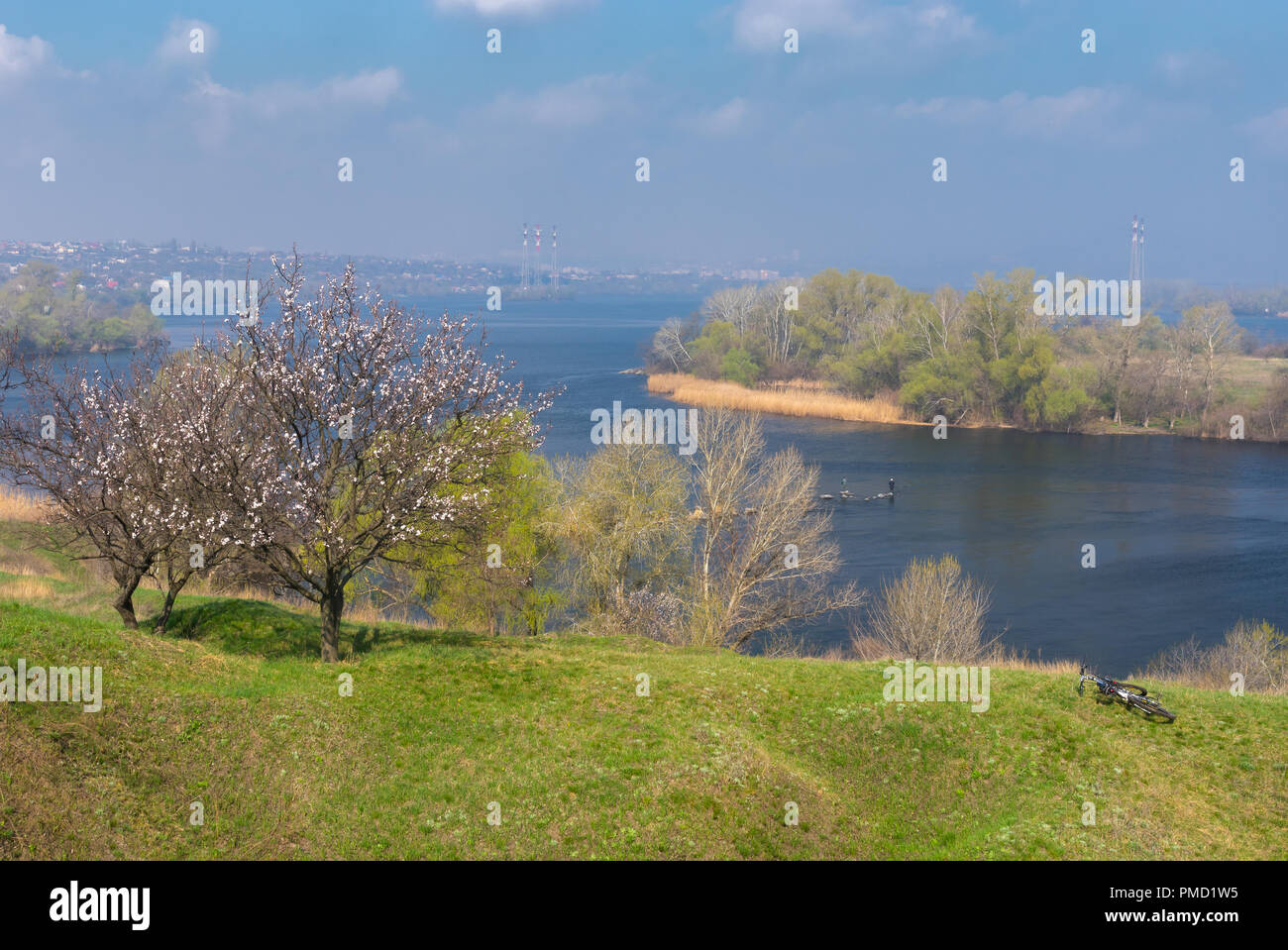 Paisaje dpring ucraniano con vista en las afueras de Dnipro ciudad desde cerros próximos Foto de stock