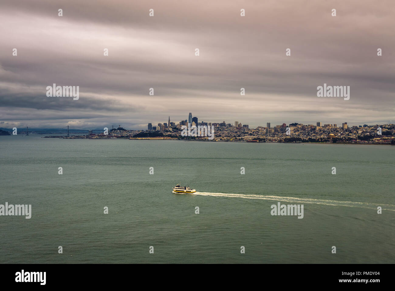 Ferry en el área de la Bahía de San Francisco con el horizonte de San Francisco en el fondo Foto de stock