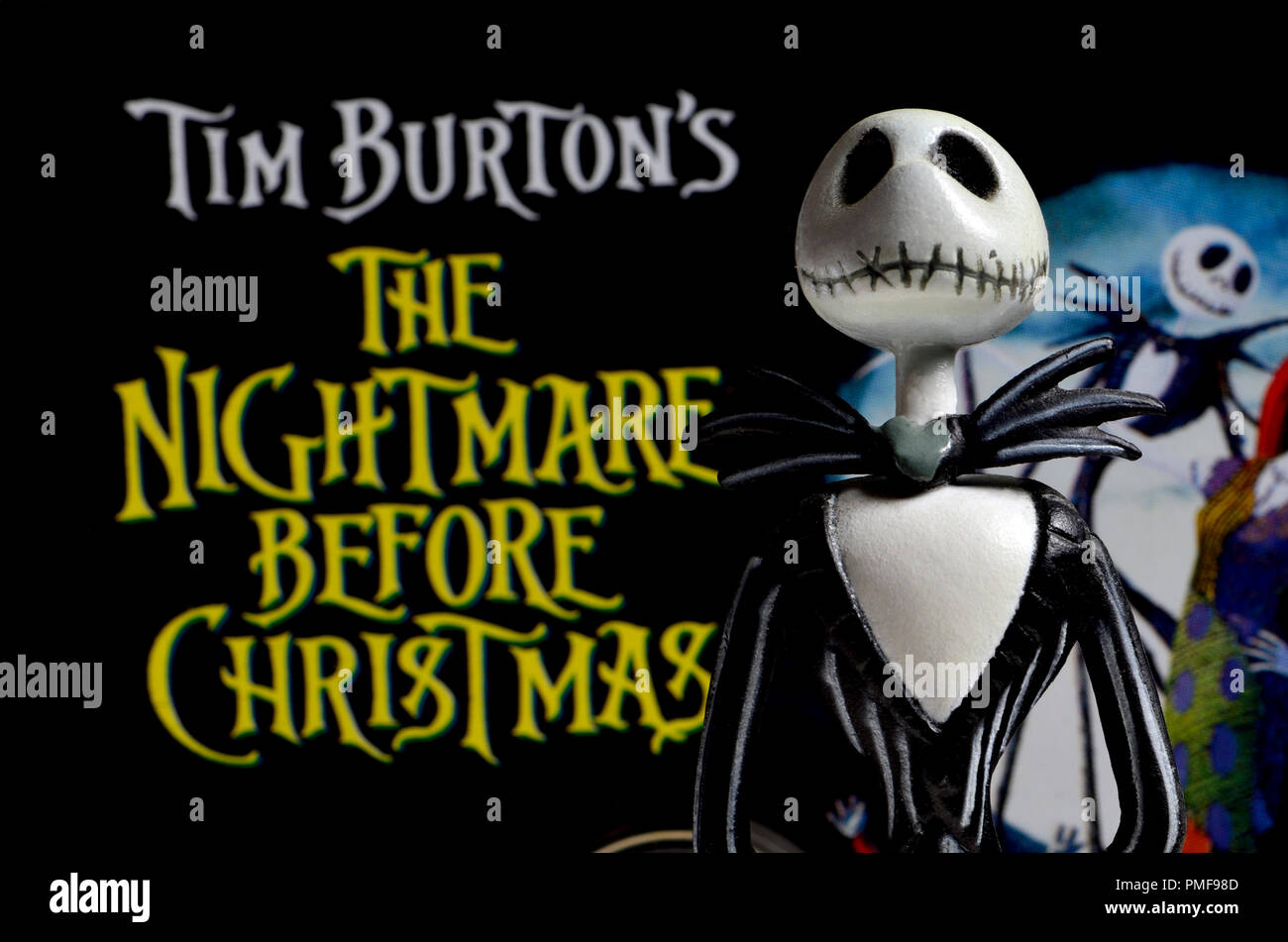Tim Burton La noche antes de Navidad, película de dibujos animados - Figurilla de Jack Skellington en frente de un DVD. Foto de stock