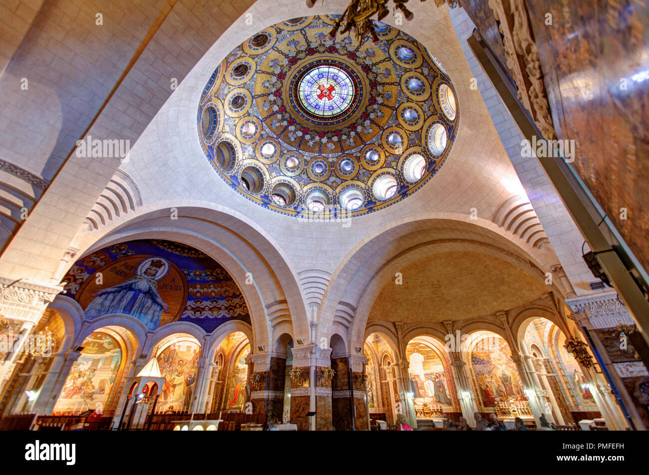 Lourdes (suroeste de Francia): El interior de la Basílica de Nuestra Señora del Rosario (no disponible para la producción de postales) Foto de stock