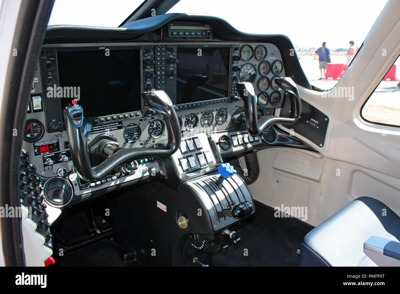 Tecnam P2006T luz interior de cabina de aeronaves con modernas pantallas de visualización en el panel de instrumentos Foto de stock