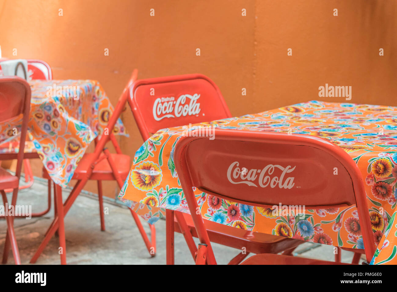 Coca cola chairs fotografías e imágenes de alta resolución - Alamy