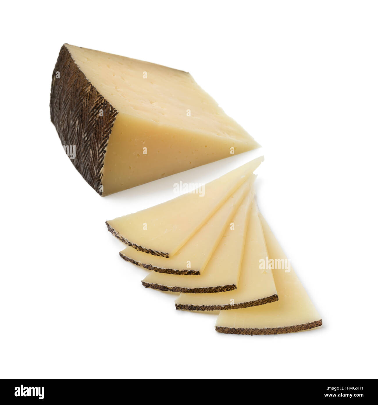 Rebanadas de queso Manchego tradicional española aislado sobre fondo blanco. Foto de stock
