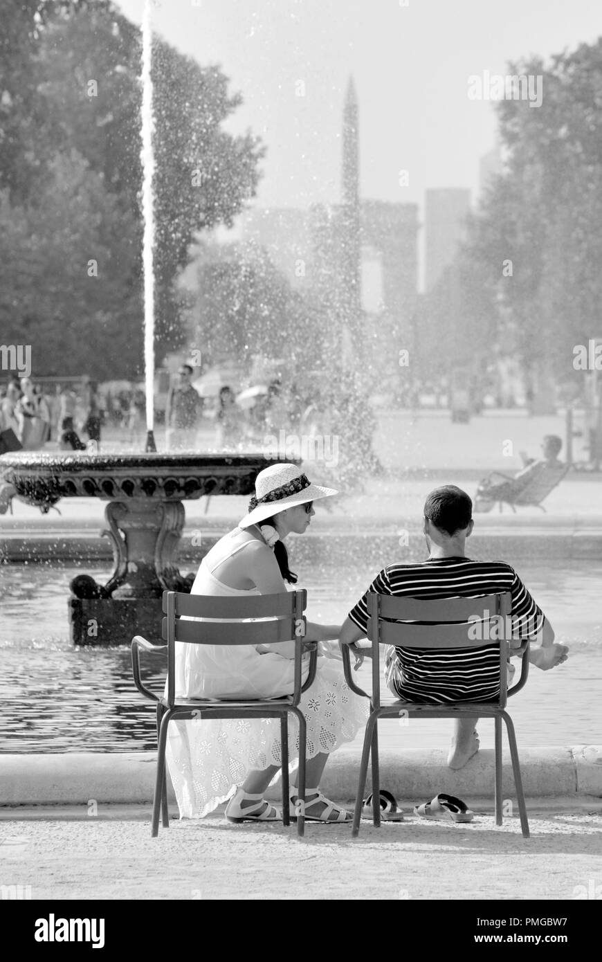 París, Francia. Los Jardins des Tuileries. Pareja joven relajándose en un día muy caliente Foto de stock