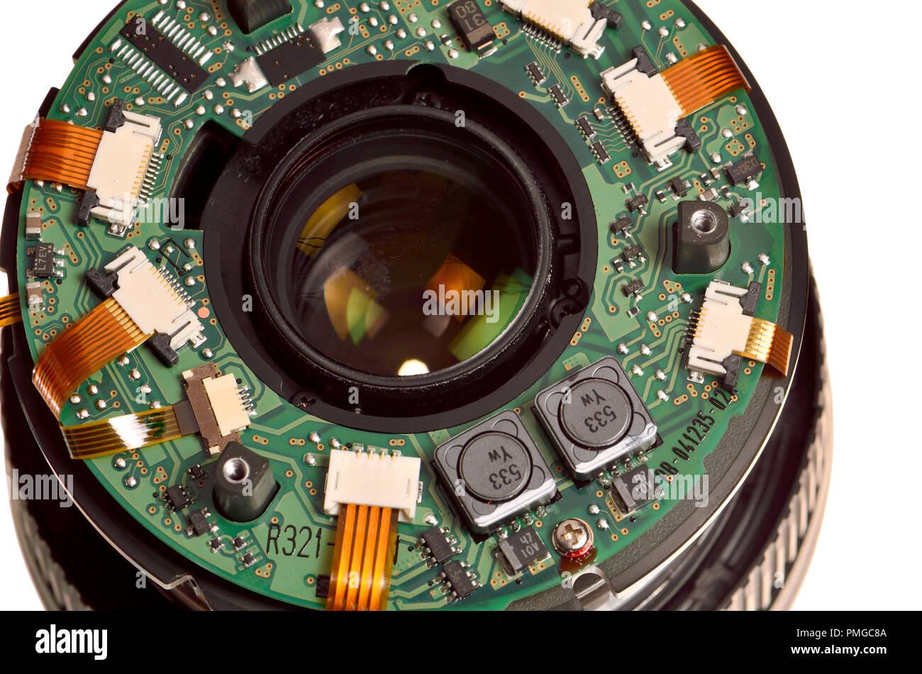 Dentro de una lente fotográfica - parte de la electrónica y el elemento trasero de una lente Nikon 70-300 Foto de stock