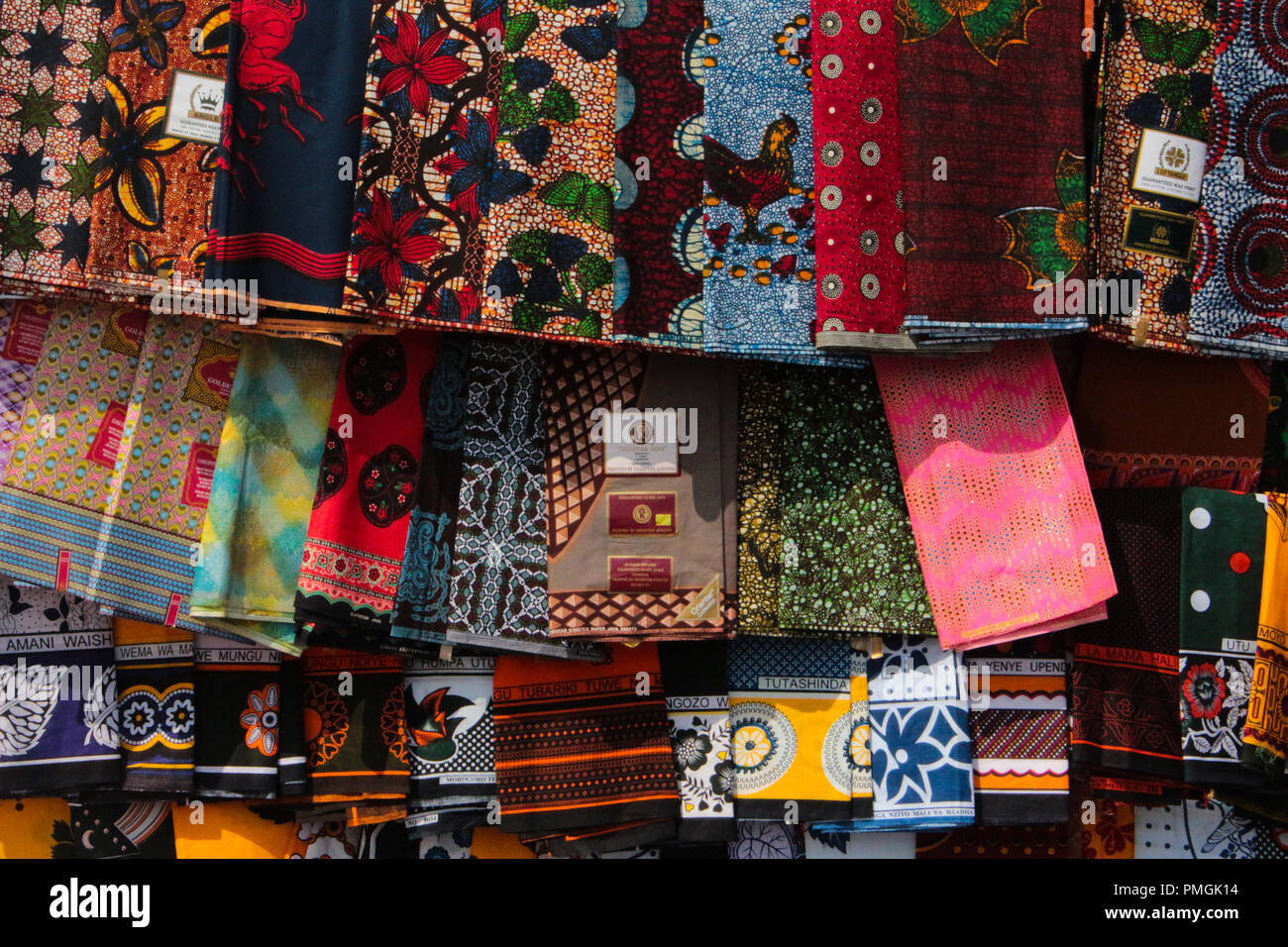 El mercado africano telas Fotografía de stock - Alamy