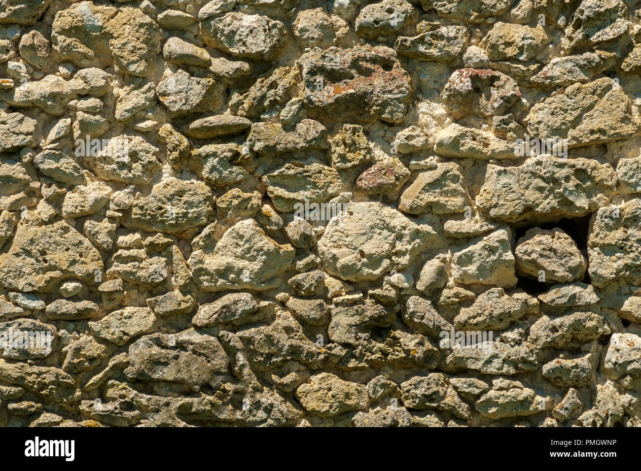 Full Frame textura del fondo de una pared de piedra de escombros de construcción Foto de stock