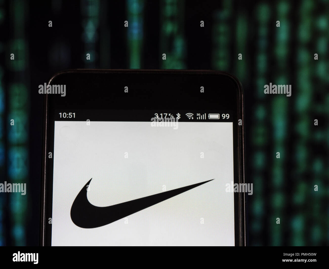 Perpetuo Excesivo pétalo Kiev, Ucrania. 16 Sep, 2018. Logotipo de la empresa de fabricación de  calzado Nike visto mostrada en un teléfono inteligente. Nike, Inc. es una  corporación multinacional americana que se dedica al diseño,
