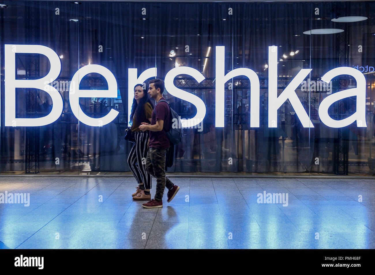 Septiembre 18, 2018 - Cracovia, Polonia - Una pareja visto caminando por  una tienda Bershka. (Crédito de la Imagen: © Omar Marques/sopa de imágenes  a través de Zuma Wire Fotografía de stock - Alamy