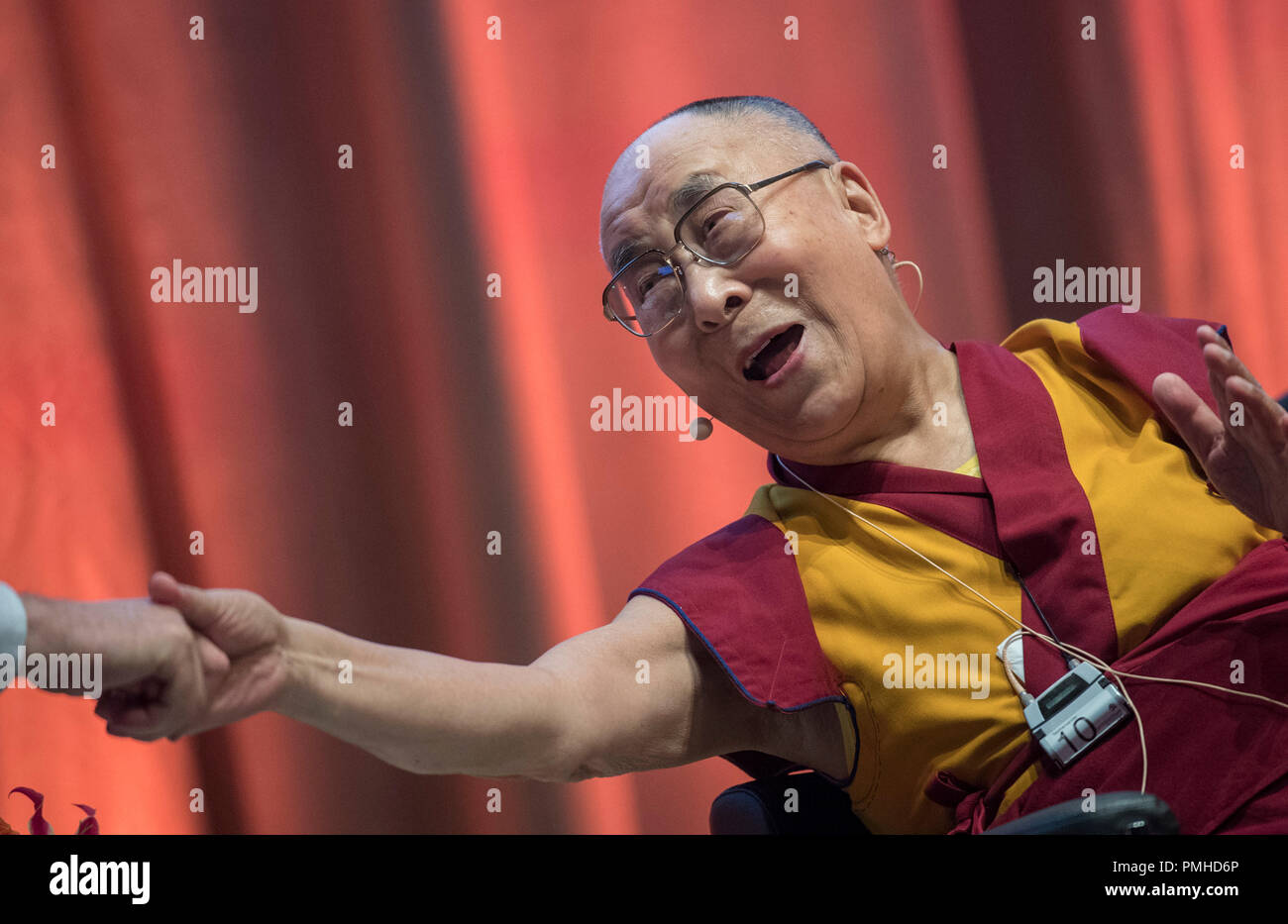 Darmstadt, Hesse, Alemania. 19 Sep, 2018. El Dalai Lama se sacude la mano de Lech Walesa en un simposio sobre "la no violencia es el camino". El líder espiritual de los tibetanos es de Hesse para una visita de dos días. Crédito: Boris Roessler/dpa/Alamy Live News Foto de stock
