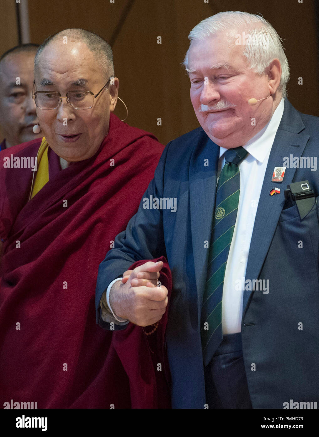 Darmstadt, Hesse, Alemania. 19 Sep, 2018. Lech Walesa (r) acompaña el Dalai Lama en el escenario en un simposio sobre "la no violencia es el camino". El líder espiritual de los tibetanos es de Hesse para una visita de dos días. Crédito: Boris Roessler/dpa/Alamy Live News Foto de stock