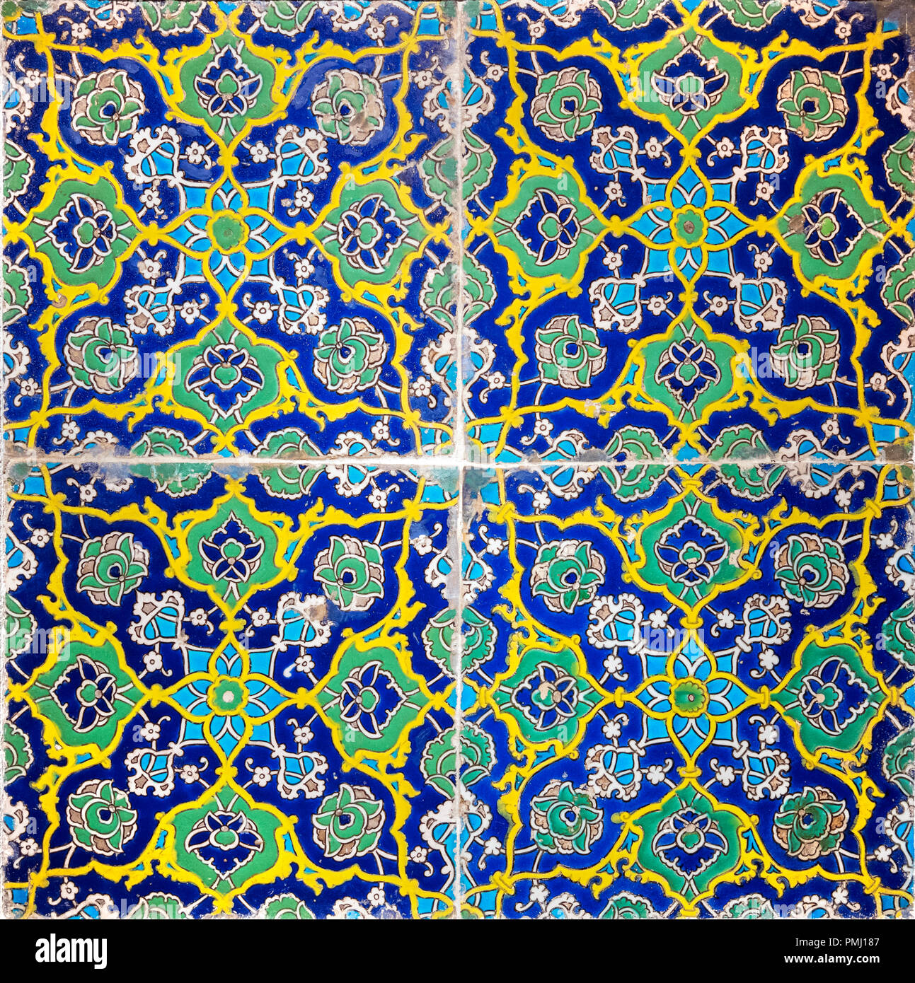 A principios del siglo XVI los azulejos turcos, período otomano, decorado con la técnica de "cuerda seca". Foto de stock