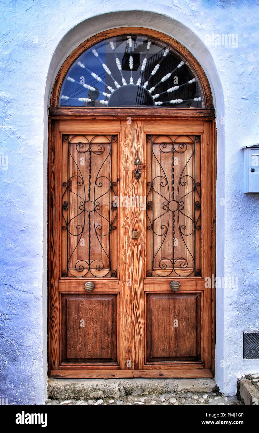 Puertas de madera antiguas y coloridas con detalles de hierro en Altea,  Alicante, España Fotografía de stock - Alamy