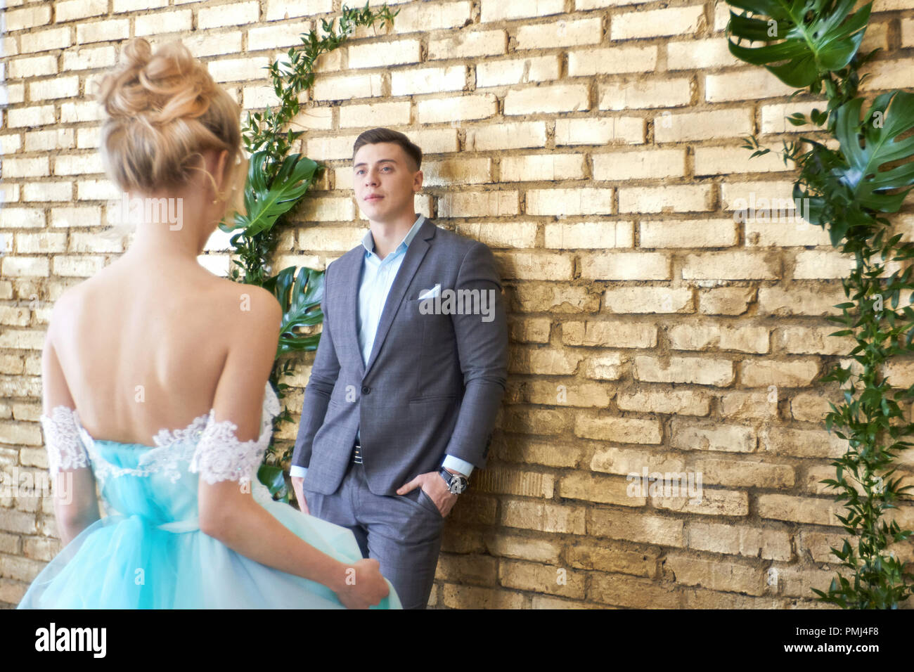 Recién casados, amorosa pareja antes de la boda. Hombre y mujer amarse. La novia y el novio vestido turquesa en un traje azul. Nosotros Fotografía de stock - Alamy Recién casados, amorosa pareja antes de la boda. Hombre y mujer amarse. La novia y el novio vestido turquesa en un traje azul. Nosotros Fotografía de stock - Alamy