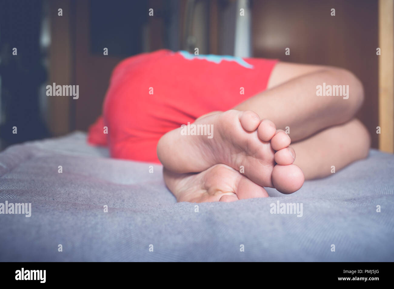 Niño durmiendo en una cama Fotografía de stock - Alamy