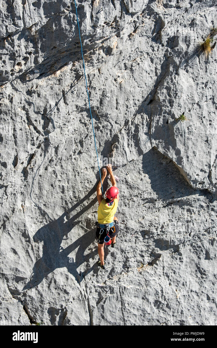 Hembra escalador escalada de la roca en las Gorges du Verdon / Verdon Gorge canyon, Alpes-de-Haute-Provence, Provence-Alpes-Côte d'Azur, Francia Foto de stock
