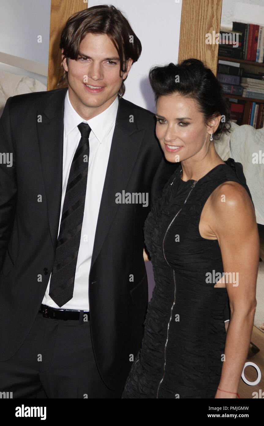 (L-R) Ashton Kutcher y Demi Moore en el estreno de Los Ángeles SIN ATADURAS celebrada en el Regency Village Theater de Los Ángeles, CA el martes, 11 de enero de 2011. Foto por Pedro Ulayan Pacific Rim Fotografía de prensa / PictureLux Foto de stock
