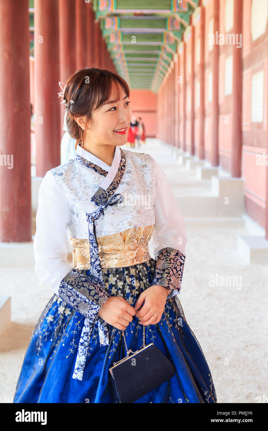 Hermosa mujer vestida de Corea Hanbok, traje tradicional coreano, en el  Palacio Gyeongbokgung, Seúl, Corea del Sur Fotografía de stock - Alamy