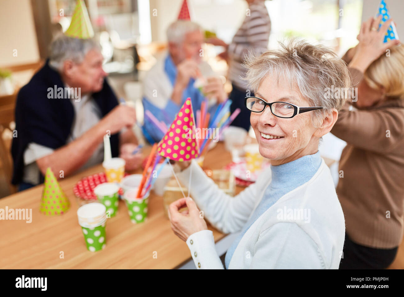 Anciana y ancianos amigos celebran cumpleaños juntos en la casa de retiro Foto de stock