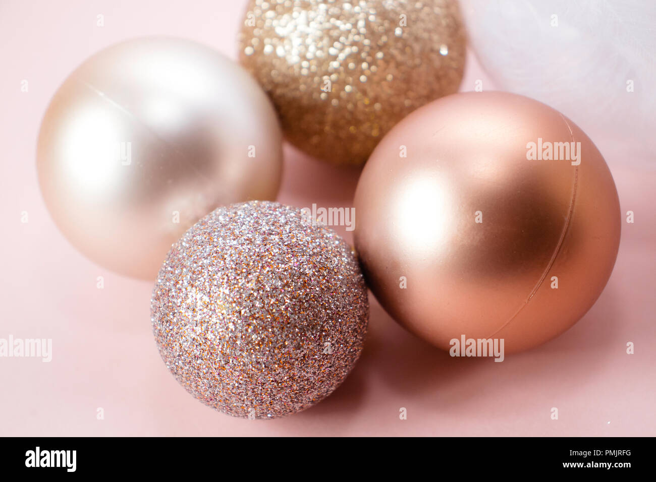 Bolas de Navidad de oro rosa sobre un fondo de color rosa Fotografía de  stock - Alamy