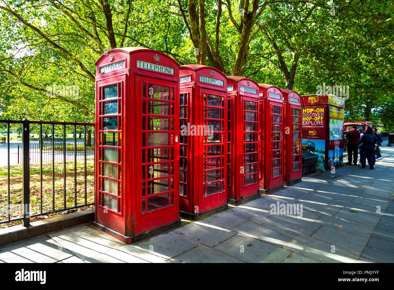 Una fila de iconos del teléfono rojo casillas cerca de Hyde Park, Londres, Reino Unido. Foto de stock