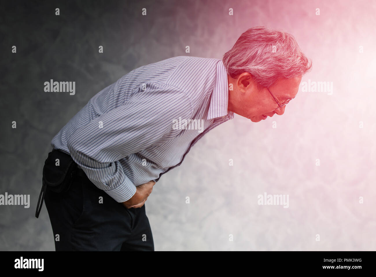 Senior masculino oficina asiática con dolor de estómago diarrea expresión. Foto de stock