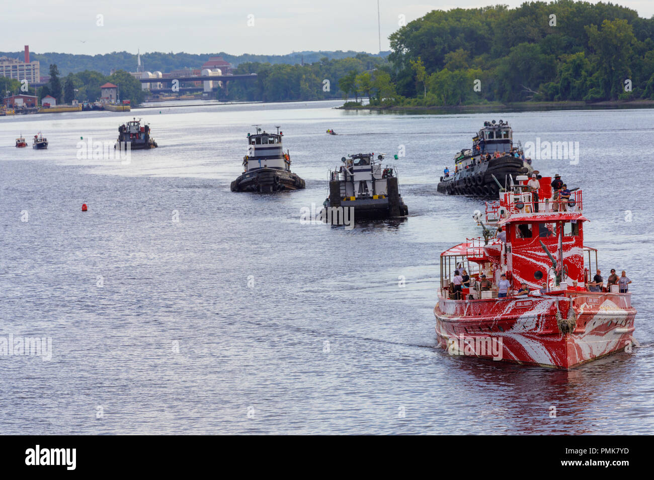 El Departamento de Bomberos de la ciudad de Nueva York's fireboat John. J. Harvey conduce para remolcadores en el Remolcador anual Roundup en el canal Erie, Waterford, Nueva York. Foto de stock