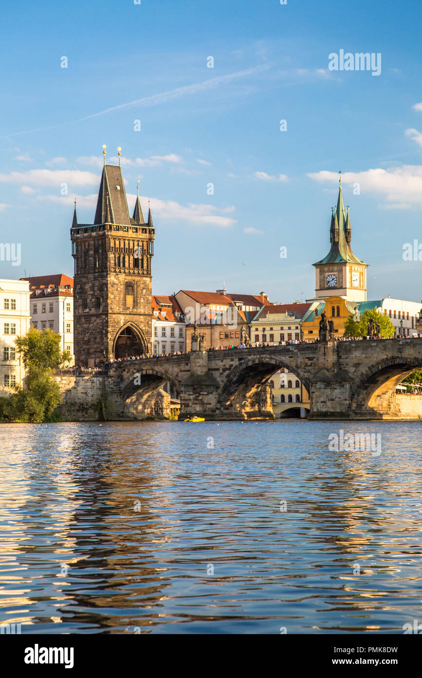 Puente de Carlos y la torre-mirador en Praga, República Checa. Foto de stock