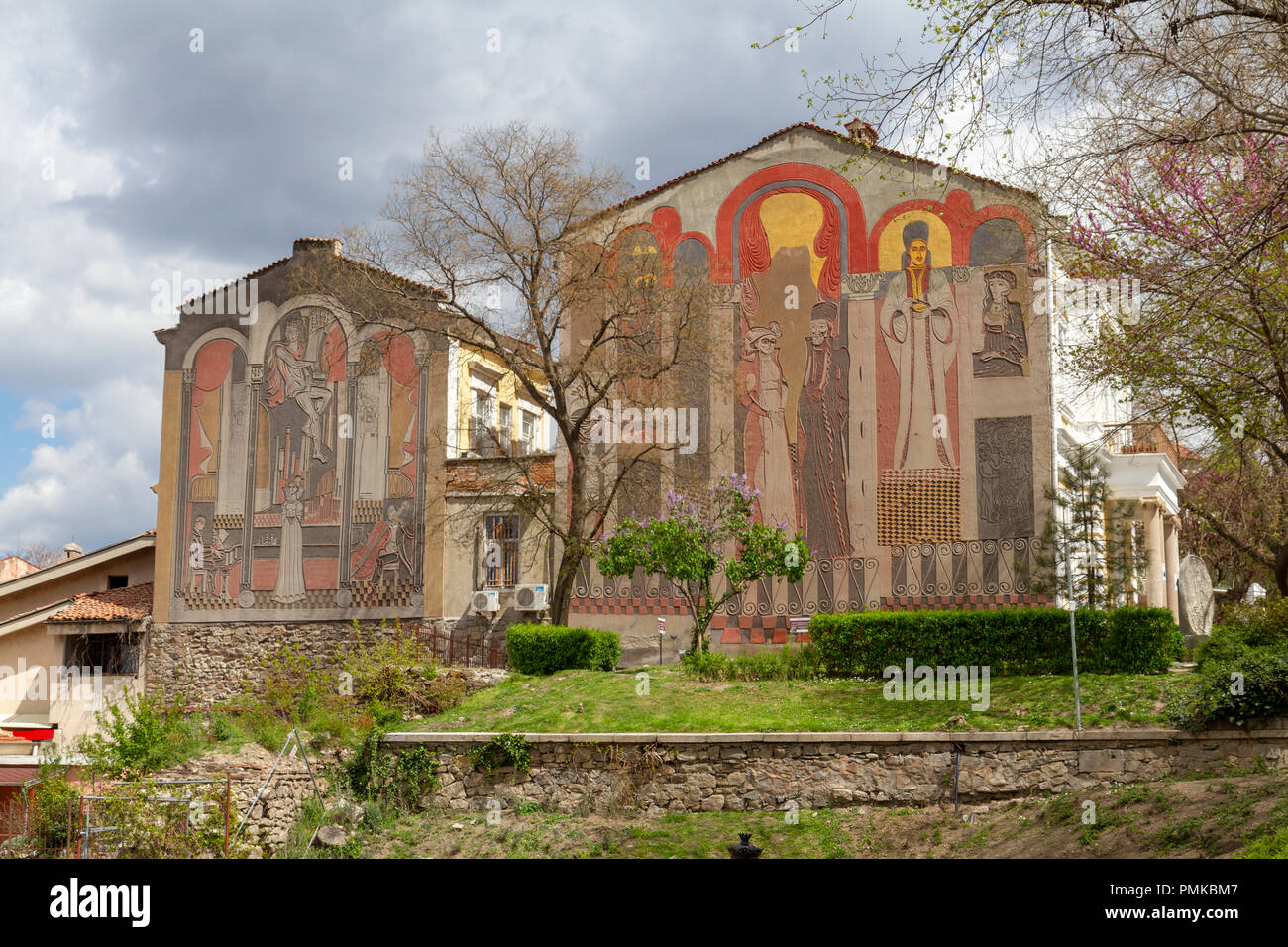 Los murales de pared en el lado de la Academia de Música de danza y Bellas Artes (Hall 'Saborna') 'Съборна Зала', Plovdiv, Bulgaria. Foto de stock