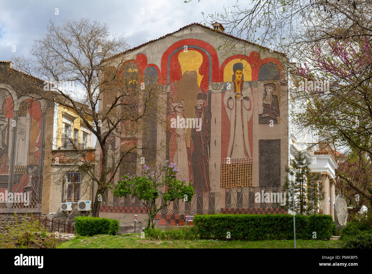 Los murales de pared en el lado de la Academia de Música de danza y Bellas Artes (Hall 'Saborna') 'Съборна Зала', Plovdiv, Bulgaria. Foto de stock