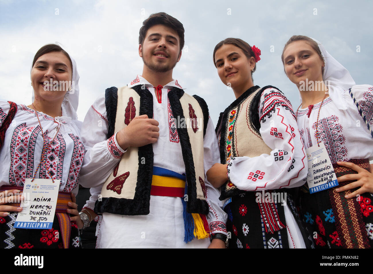 Un grupo de hombres y mujeres en traje tradicional en Sibiu, Rumania  Fotografía de stock - Alamy