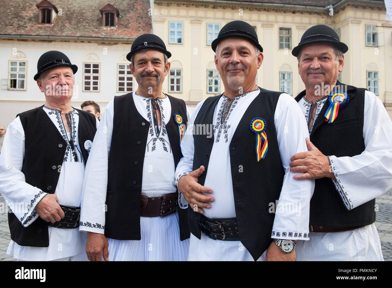 Un cuarteto de en trajes tradicionales en Sibiu, Fotografía de stock - Alamy