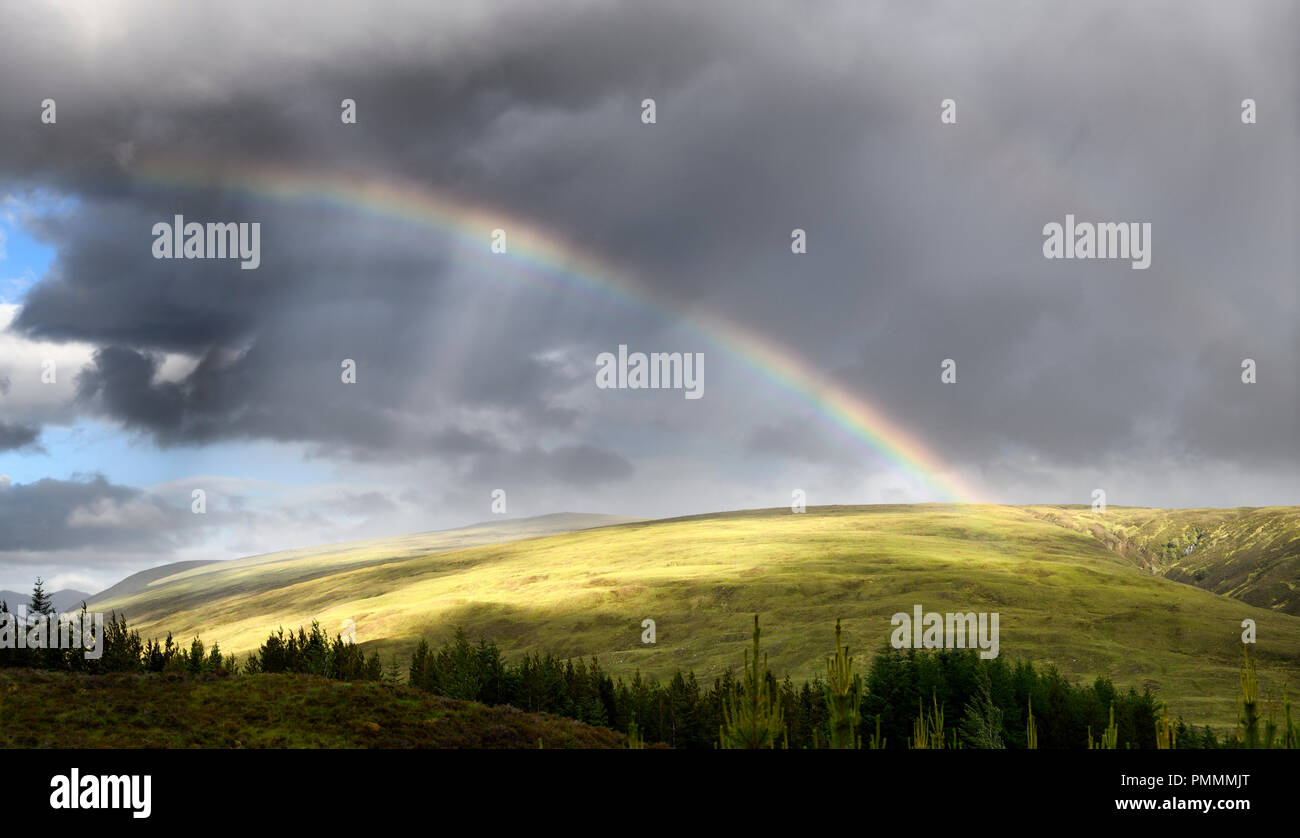 Doble arco iris y nubarrones sobre una montaña Liathanach en Loch un Chroisg cerca Badavanich Highlands escoceses Escocia UK Foto de stock